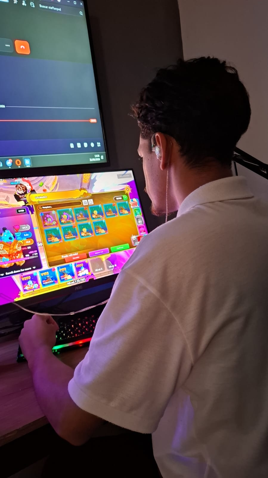 Diogo jogando no computador